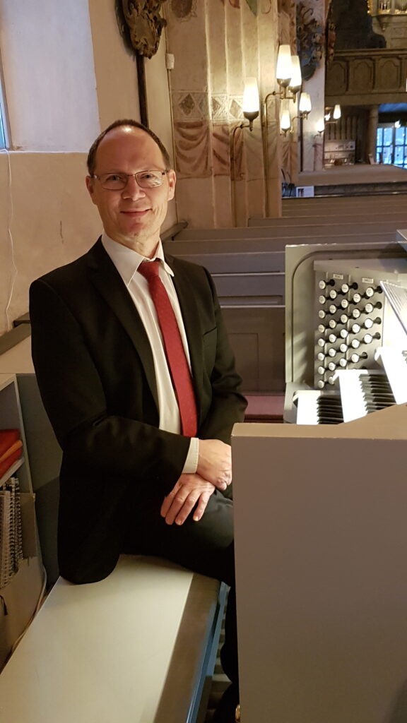 Magnus Kilvén vid orgel